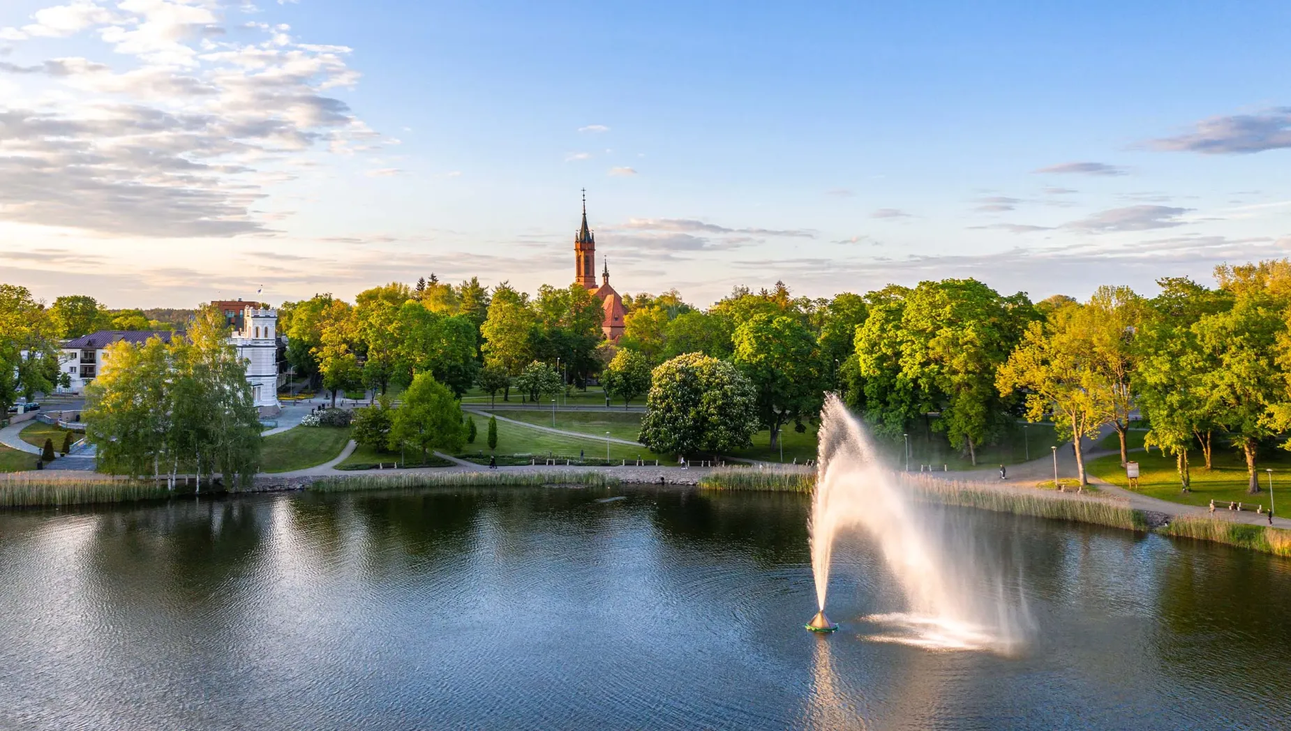 Druskininkų miesto vaizdas su ežeru ir fontanu